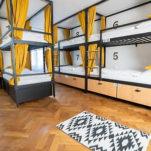 Hostal White Wolf House &